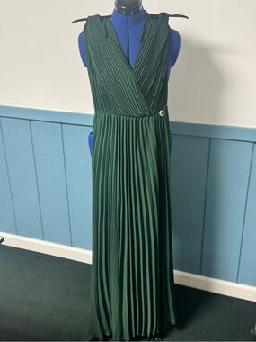 Elegant Forest Green Pleated Sleeveless Maxi Dress
